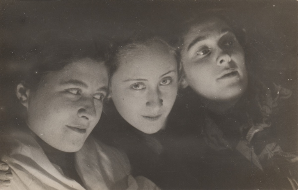 Марика Артемьевна Ермолинская, Татьяна Сергеевна Каптерева, Кира Георгиевна Андроникашвили, 22 марта 1930, г. Москва. Видеолекция «Ближний круг Михаила Булгакова. Марика и Сергей Ермолинские» с этой фотографией.