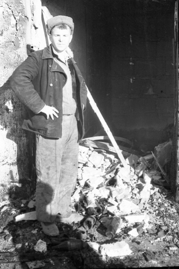 Город Симферополь в первые дни после освобождения, 13 - 14 апреля 1944, Крымская АССР, г. Симферополь. 13 апреля 1944 года партизанские отряды Северного соединения Крыма вступили в город Симферополь вместе с войсками 4-го Украинского фронта. Город был освобожден от фашистской оккупации, длившейся 865 дней.