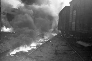 Город Симферополь в первый день после освобождения. Разрушения в районе вокзала, 13 апреля 1944, Крымская АССР, г. Симферополь. 13 апреля 1944 года войска 4-го Украинского фронта освободили столицу Крымской АССР город Симферополь от фашистской оккупации, длившейся 865 дней. В ночь на 13 апреля две группы партизан Северного соединения проникли в город Симферополь и разгромили казармы немецкого гарнизона. Вместе с войсками в город вошли бойцы 1-й партизанской бригады Федора Федоренко.Выставка «Партизаны Крыма» с этой фотографией.