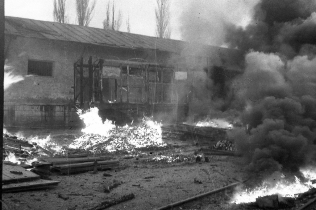 Город Симферополь в первый день после освобождения. Горит вокзал, 13 апреля 1944, Крымская АССР, г. Симферополь. 13 апреля 1944 года войска 4-го Украинского фронта освободили столицу Крымской АССР город Симферополь от фашистской оккупации, длившейся 865 дней. В ночь на 13 апреля две группы партизан Северного соединения проникли в город Симферополь и разгромили казармы немецкого гарнизона. Вместе с войсками в город вошли бойцы 1-й партизанской бригады Федора Федоренко.