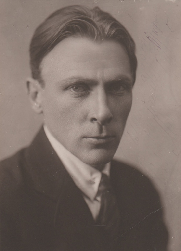 Михаил Булгаков, 8 октября 1928, г. Тифлис. Дарственная надпись рукой М. А. Булгакова – М. А. Чимишкиан: «Милый Маррон! / Вам на память. Тифлис / 18/X. 1928 / Миха[…] Булгаков».Выставка «Михаил Булгаков» с этой фотографией.