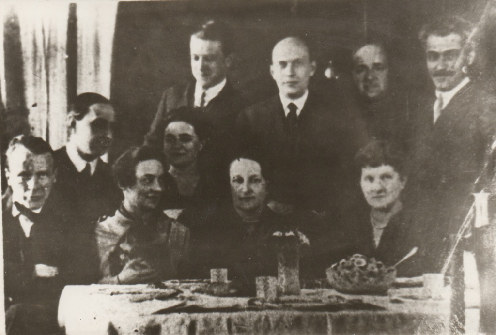Обед у Стронских, 1928 год, г. Москва. Сидят (слева направо): Михаил Афанасьевич Булгаков, Борис Валентинович Шапошников, Любовь Евгеньевна Белозерская, Мария (Марика) Артемьевна Чимишкиан, Наталья Казимировна Шапошникова, Вера Яковлевна Стронская; стоят: Игорь Николаевич Стронский, Николай Николаевич Лямин, Николай Михайлович Стронский, неизвестный (врач).&nbsp;Выставка «Михаил Булгаков» с этой фотографией.
