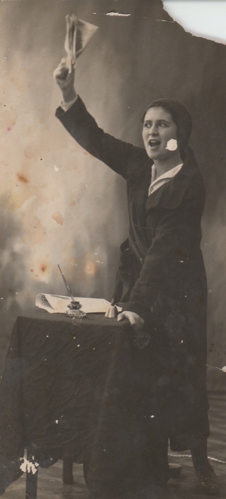 Марика Артемьевна Чимишкиан, 1922 - 1926, г. Тифлис. Фотография для обложки молодежного журнала «Красные всходы».&nbsp;На обороте написано рукой неустановленного лица: «1925 год / февраля / у фот. Мичник / для обложки / «Красные всходы» / В. Петряк».