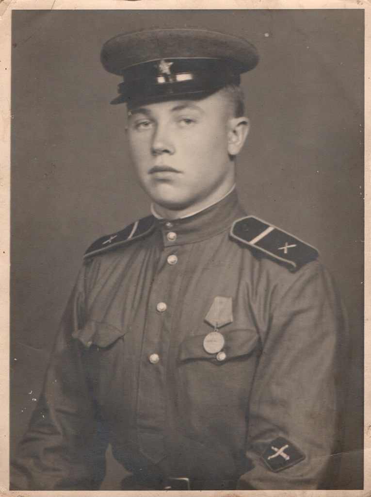 Иван Григорьевич Зорин, 22 ноября 1945, Германия, г. Эйзенберг. Родился 24 июня 1923 года в Курской области Большетроицкого района. Воевать пошел в 17 лет.  В звании красноармейца прошел боевой путь в составе 955 артиллерийского полка 392 стрелковой дивизии. Был награжден медалями за боевые заслуги и медалью за победой над Германией.Медаль «За боевые заслуги» 08.05.1944 год.Медаль «За победу над Германией в Великой Отечественной войне 1941–1945 гг.» 09.05.1945 год.Орден Отечественной войны II степени 06.04.1985 год.После войны работал кузнецом в селе Крутой лог Белгородского района.Умер 30 сентября 2000 г.Фото из семейного архива Надежды Александровны Зориной.