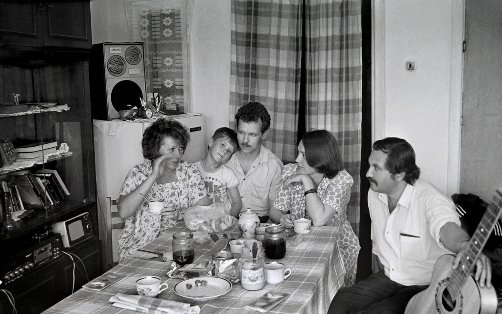 Семейное общежитие. Студенты-вечерники НИСИ отмечают завершение сессии, 1989 год, г. Новосибирск. НИСИ – Новосибирский инженерно-строительный институт.Выставка «В Новосибирске Сергея Секретарева» с этой фотографией.