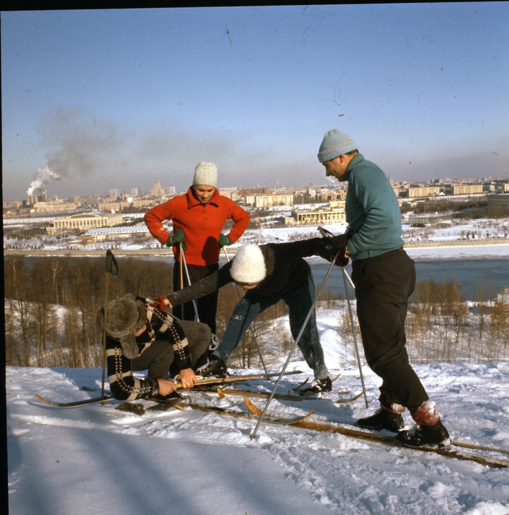 Лыжники на Ленинских горах, 1960-е, г. Москва. Ныне Воробьевы горы.