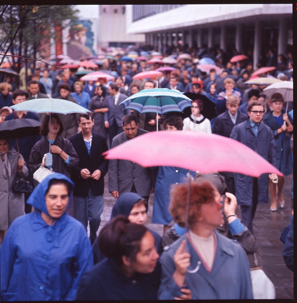 Под дождем, 1960-е, г. Москва