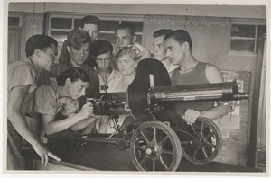 Комсомольцы завода «Калибр» занимаются в пулеметном кружке, июнь 1939, г. Москва