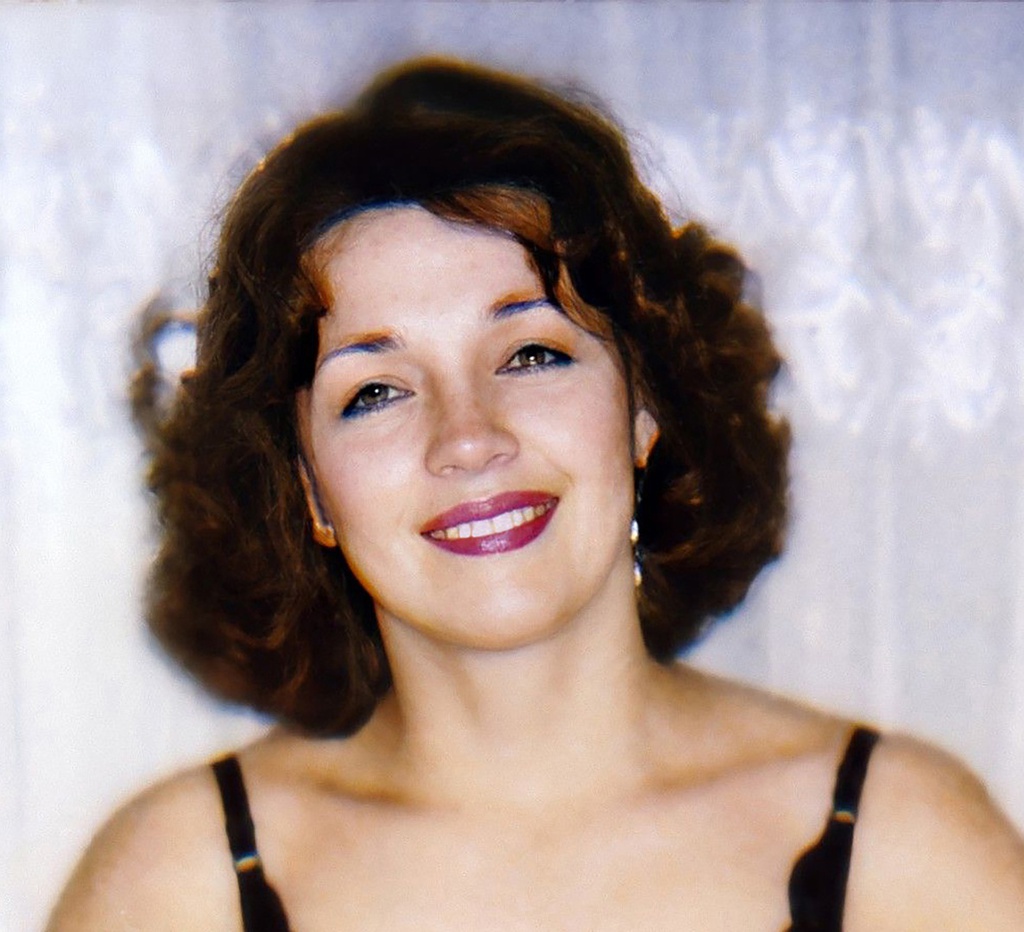 Людмила, 38 лет, 4 декабря 1994, г. Томск. Людмила Николаевна Чухломина (25.12.1955–28.03.2017). На этом фото 4 декабря 1994 года, снятом в городе Томске, Людмиле 38 лет.