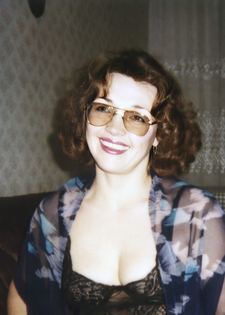 Людмила, 38 лет, 4 декабря 1994, г. Томск. Людмила Николаевна Чухломина (25.12.1955–28.03.2017). На этом фото 4 декабря 1994 года, снятом в городе Томске, Людмиле 38 лет.