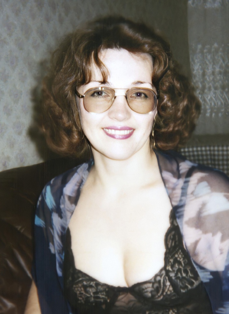 Людмила, 38 лет, 4 декабря 1994, Томск. Людмила Николаевна Чухломина (25.12.1955–28.03.2017). На этом фото 4 декабря 1994 года, снятом в городе Томске, Людмиле 38 лет.