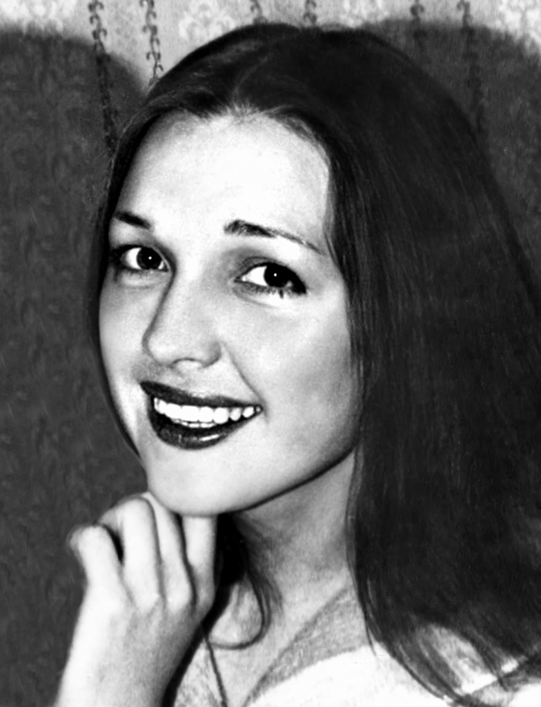 Людмила, 25 лет, 26 сентября 1981, г. Томск. Людмила Николаевна Чухломина (25.12.1955–28.03.2017). На этом фото 26 сентября 1981 года, снятом в городе Томске, Людмиле 25 лет.