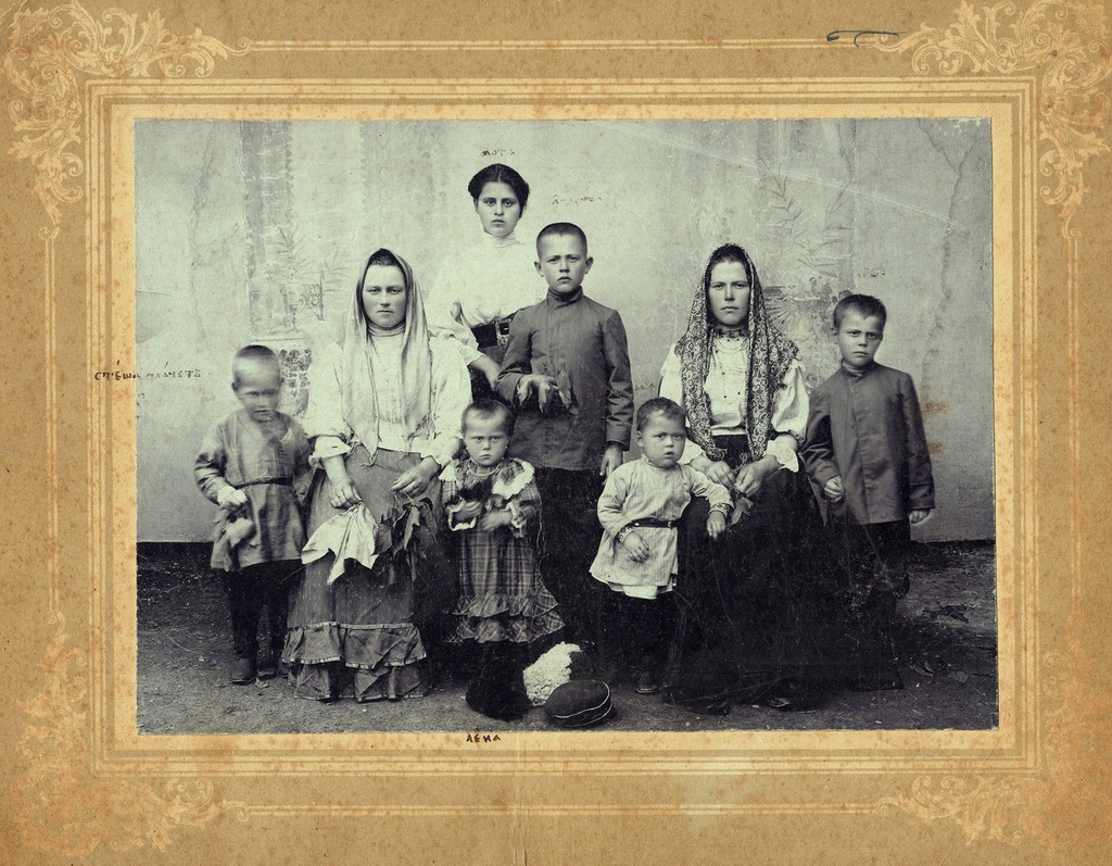 Семья Криковцевых, апрель - октябрь 1910, Кубанская обл., Майкопский отдел, ст. Келермесская. Семья урядника ст. Келермесской Исидора Ефимовича Криковцева, старообрядцы Поморского согласия, в 1901 году  были присоединены к православной Греко-Российской церкви.                                    На фото: Матрена Исидоровна Криковцева (в замужестве Зеленская) 1895 года рождения,Андрей Исидорович Криковцев, Стефан Исидорович Криковцев. Жена Ефима Исидоровича Криковцева – Агапия Алексеевна Криковцева, их дочь Елена Ефимовна Криковцева. Жена Родиона Исидоровича Криковцева – Анастасия Федоровна Криковцева (Овчарова),их дети: Алексей Родионович Криковцев, Василий Родионович Криковцев 1908 года рождения. Надпись на обороте фотографии: «Посылаем Вам детки на память карточку ваших семейств и одна сестренка Мотя и два братишки Андрюша и Стеша капризничал,так его отдули и насилу поставили. От родных. На добрую память Ефиму и Родиону Криковцевым, казакам 4й сотни 1го Линейного полка Куб.К.в.».