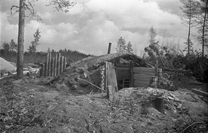 Землянка, 1943 - 1945. Видео «Алексей Сурков. "Бьется в тесной печурке огонь…"» и выставка «Военные фотографии Елизаветы Микулиной» с этим снимком.