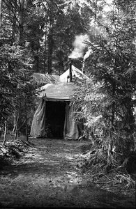 Палатка, 1943 - 1945. Выставка «Военные фотографии Елизаветы Микулиной» с этим снимком.