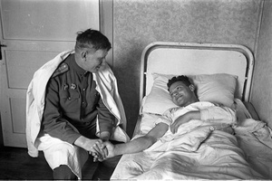 Посещение раненого товарища, 1943 - 1945. Выставка «Военные фотографии Елизаветы Микулиной» с этим снимком.