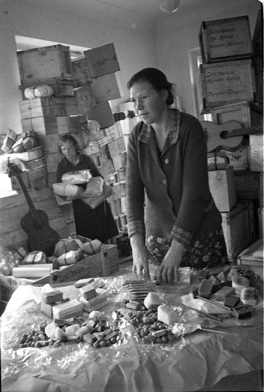 Подарки фронту от москвичей, 1941 - 1945, г. Москва. Выставка «Военные фотографии Елизаветы Микулиной» с этим снимком.