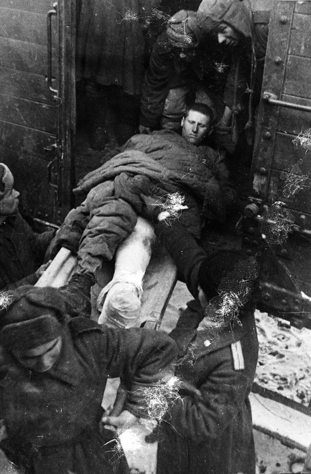 Первый Украинский фронт. Прибытие поезда с ранеными, 1943 год. Выставка «Военные фотографии Елизаветы Микулиной» с этим снимком.