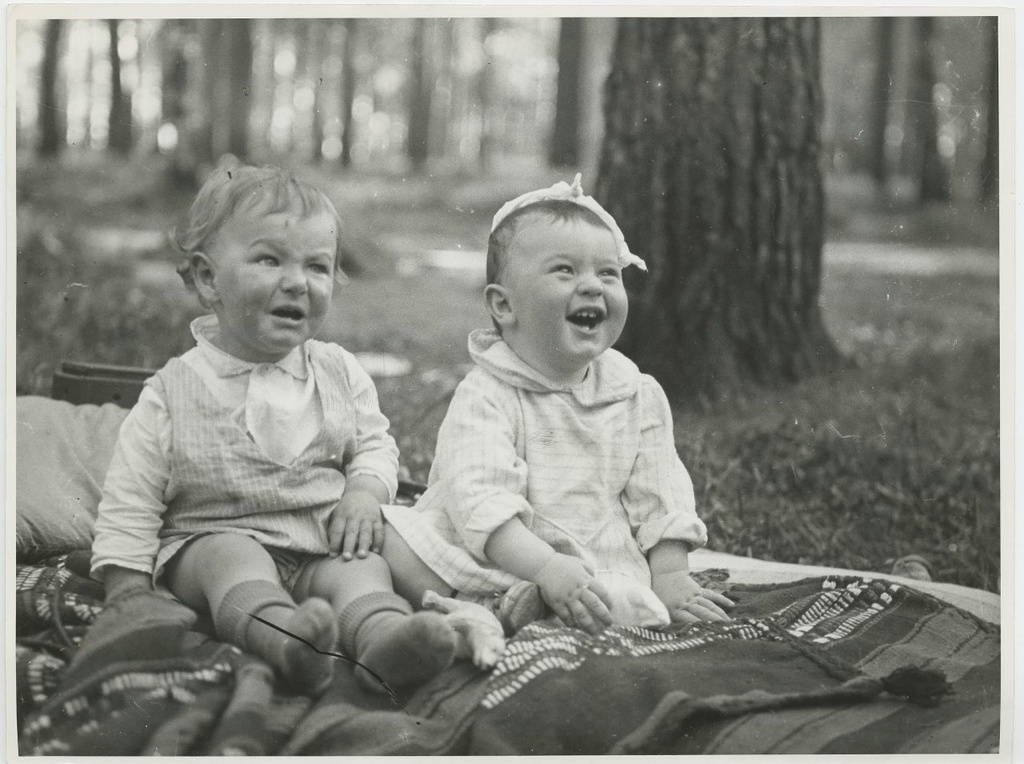 Пессимист и оптимист. Сергей Колесников и Михаил Ефимов, 1930 год, Московская обл.