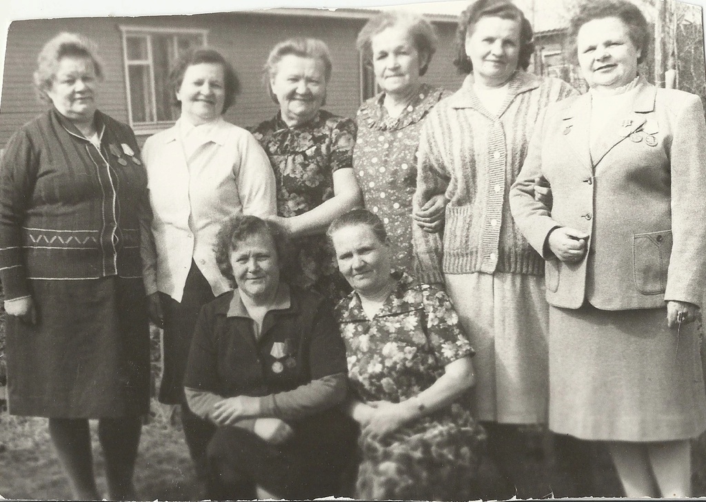 «Эхо войны», май - декабрь 1988, пгт. Калевала. На фотографии запечатлены калевальские женщины-минеры. Стоят слева направо: А. В. Петрова, А. И. Лехто, М. И. Лисицина, И. И. Потапова, О. Г. Саморок, В. А. Рубченко. Сидят: А. В. Урбанович, Т. П.&nbsp;Мелляри.Фотография из архива Дарины Карачевой.&nbsp;&nbsp;