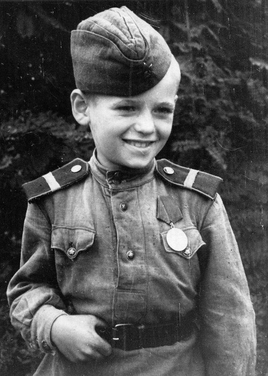 Дети на войне, 1944 год. Выставка «Дети-герои» и видео «Дети Великой Отечественной» с этой фотографией.