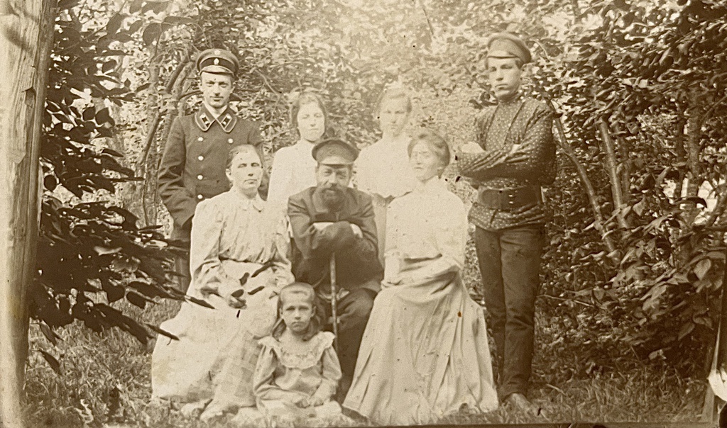Семья Григорьевых, май - декабрь 1907, г. Бежецк. В середине сидит&nbsp;Иван Алексеевич Григорьев, слева – его жена Александра Викторовна. Вокруг него находятся их дети. Предположительно: внизу Екатерина, справа от нее Мария, справа от Марии – Алексей, над Иваном – Александра и Ольга, а сверху слева возможно жених Марии.Фотография из архива Алины Дмитриевны Жегловой.