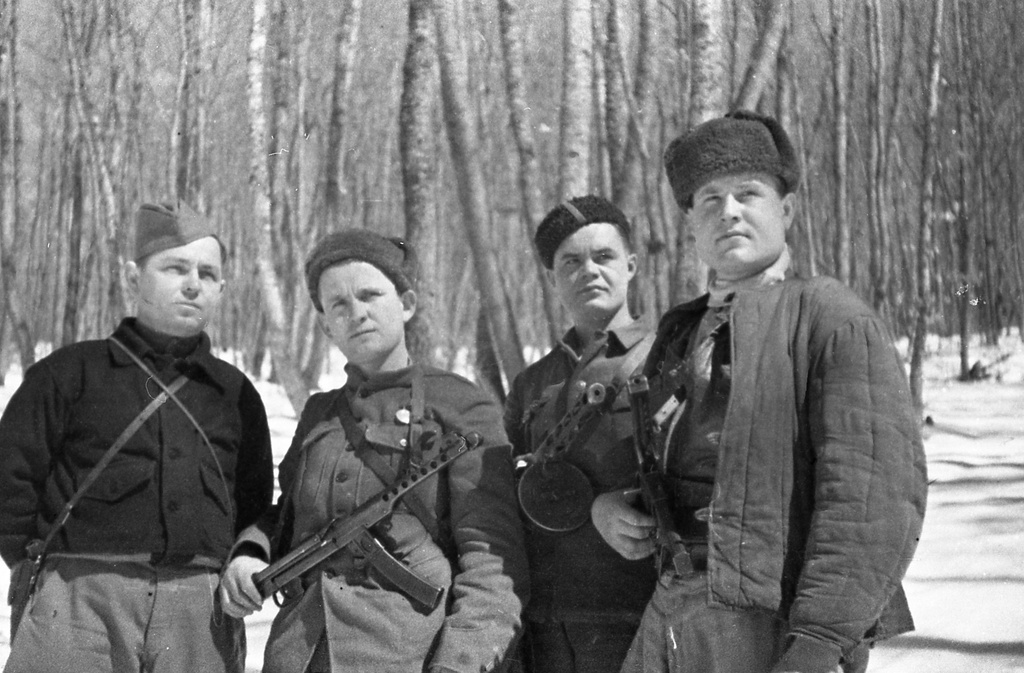 Партизаны Северного соединения Крыма, 1 января 1944 - 28 февраля 1944, Крымская АССР. Секретарь подпольного обкома ВКП(б), комиссар партизанского движения Крыма, батальонный комиссар Николай Дмитриевич Луговой (слева) и корреспондент Н. Овдеенко с партизанами.Выставка «Партизаны Крыма» с этой фотографией.