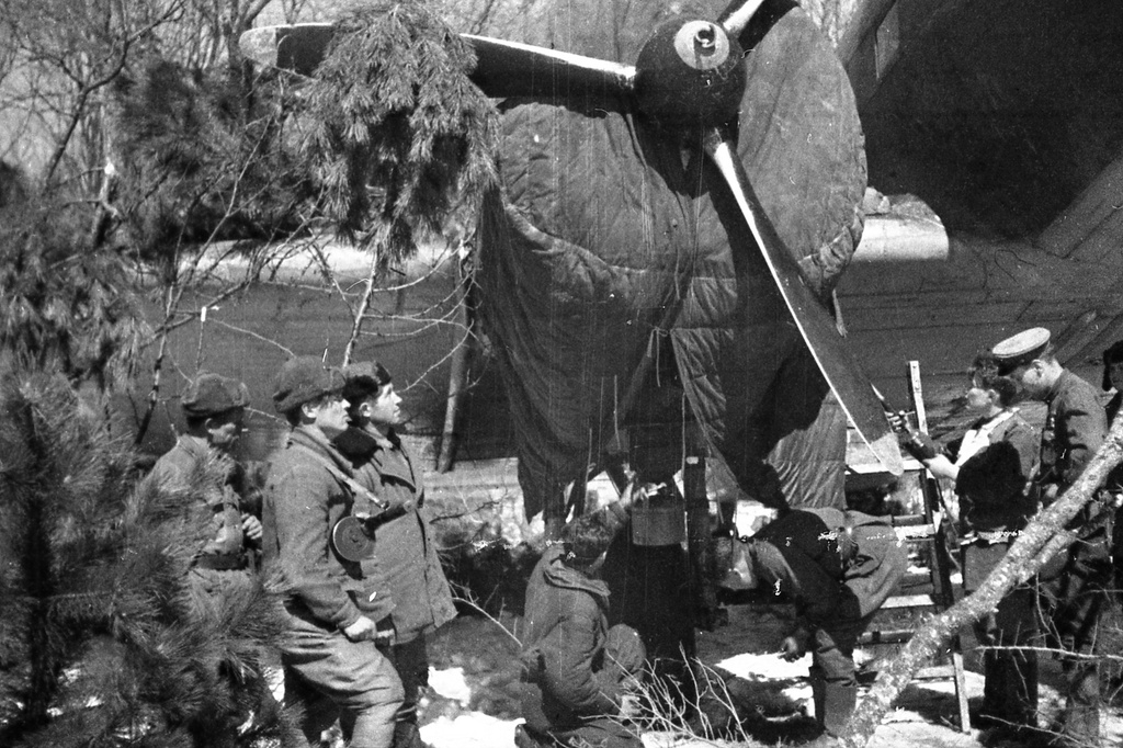 Партизаны Северного соединения Крыма, 1 января 1944 - 28 февраля 1944, Крымская АССР. Партизаны и летчики у самолета.Выставка «Партизаны Крыма» с этой фотографией.