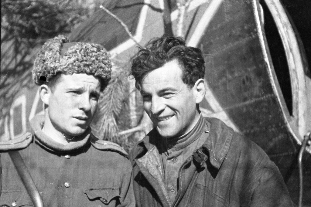 Партизаны Северного соединения Крыма, 1 января 1944 - 28 февраля 1944, Крымская АССР. Летчики в расположении партизан.Выставка «Партизаны Крыма» с этой фотографией.