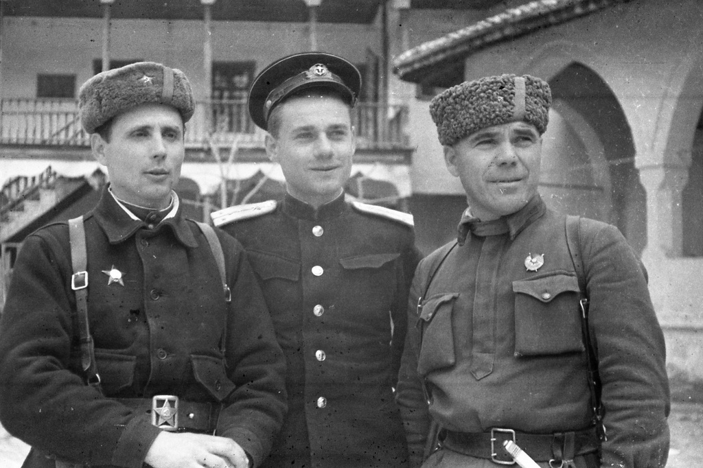 Партизаны Крыма, апрель 1944, Крымская АССР, г. Бахчисарай. 14 апреля 1944 года соединения 4-го Украинского фронта и партизаны 6-й бригады Южного соединения под командованием Михаила Самойленко освободили город Бахчисарай от фашистских оккупантов. У  Ханского дворца в Бахчисарае (стоят слева направо): Михаил Федорович Самойленко, партизан Северного соединения, кинооператор Иван Андреевич Запорожский, командир Бахчисарайского партизанского отряда Михаил Андреевич Македонский.Выставка «Партизаны Крыма» с этой фотографией.