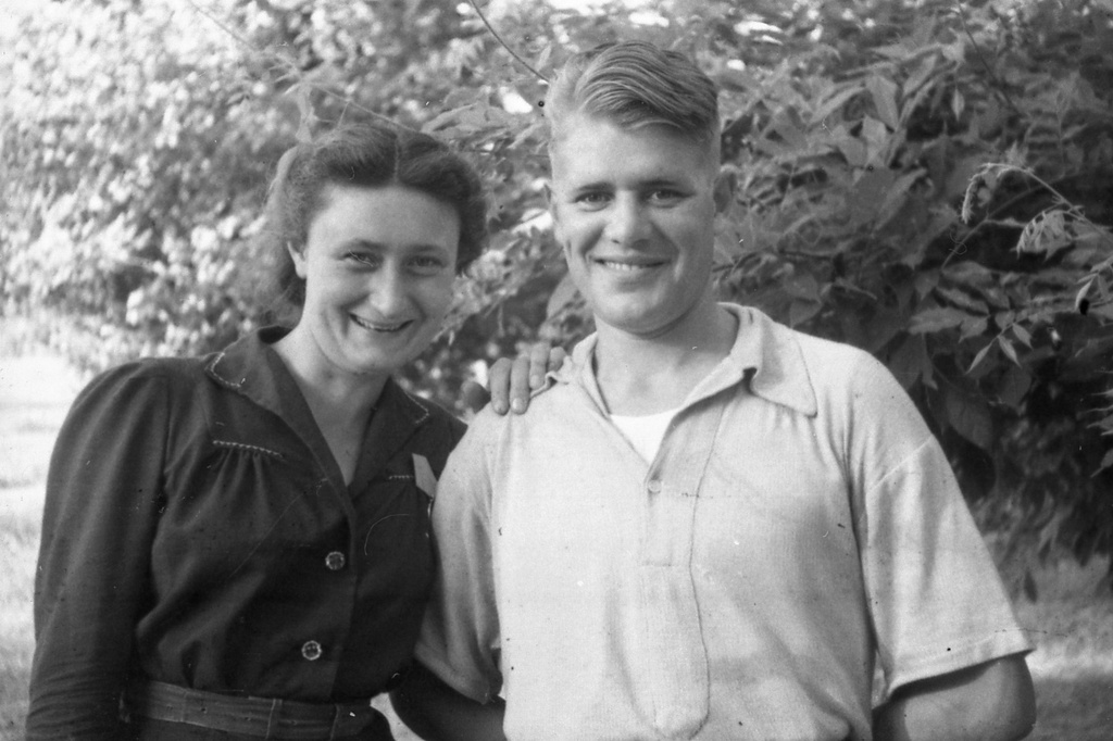 Партизаны Крыма, апрель 1944, Крымская АССР. Ольга и Саша.Выставка «Партизаны Крыма» с этой фотографией.