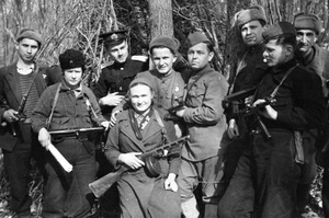Партизаны Северного соединения Крыма, март - май 1943, Крымская АССР. Секретарь подпольного обкома ВКП(б), комиссар партизанского движения Крыма Николай Дмитриевич Луговой (четвертый справа) с группой партизан (слева направо): командир комсомольского отряда Анатолий Николаевич Косухин, помощник комиссара (по комсомолу) 2-го района Екатерина Николаевна Камардина, кинооператор Иван Андреевич Запорожский, связная с Симферопольским подпольем Евгения Островская, корреспондент Н. Овдеенко, И. Захаров и другие.Выставка «Партизаны Крыма» с этой фотографией.
