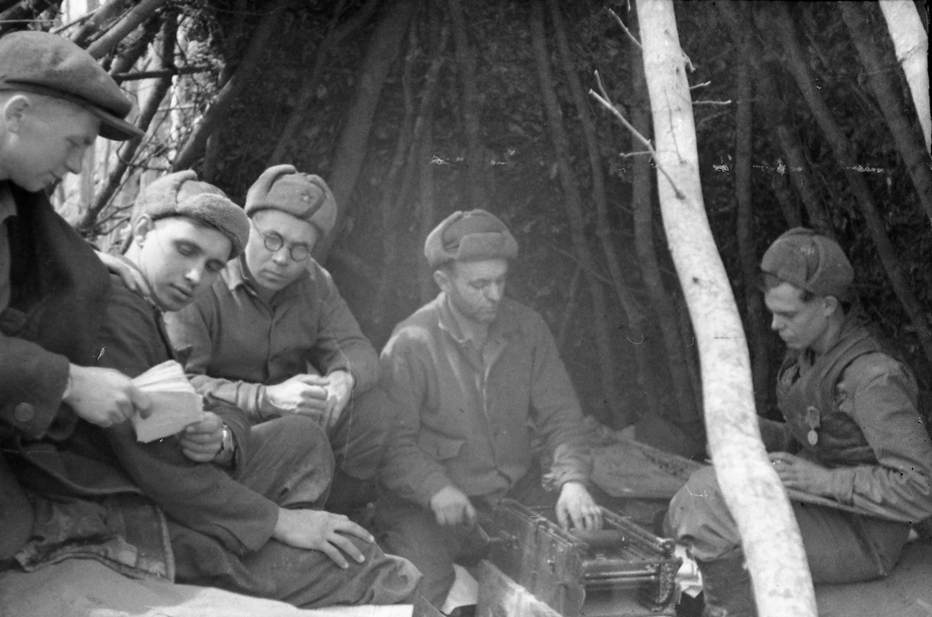 Партизаны Северного соединения Крыма, 1943 - 1944, Крымская АССР. Командир комсомольского отряда Анатолий Николаевич Косухин (второй слева), комиссар 1-й бригады, редактор газеты «Красный Крым» Евгений Петрович Степанов (третий слева) в лесной типографии.Выставка «Партизаны Крыма» с этой фотографией.
