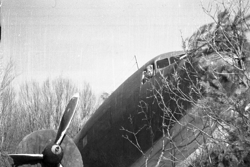 Партизаны Северного соединения Крыма, 1 января 1944 - 28 февраля 1944, Крымская АССР. Секретарь подпольного обкома ВКП(б), комиссар партизанского движения Крыма, батальонный комиссар Николай Дмитриевич Луговой в кабине пилота самолета.Выставка «Партизаны Крыма» с этой фотографией.