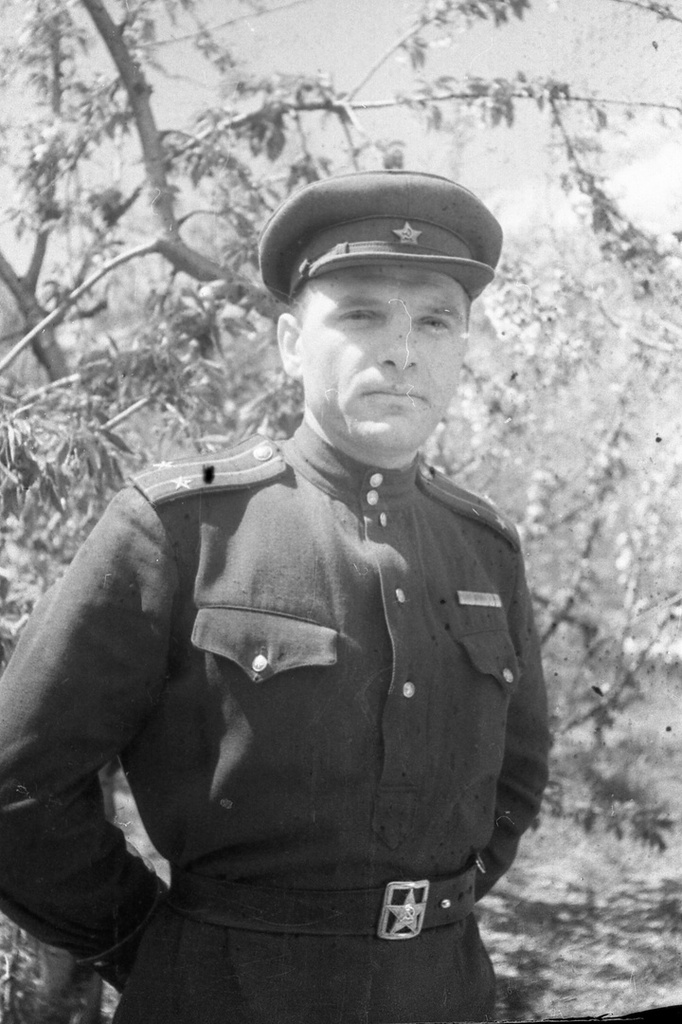 Партизаны Крыма, апрель 1944, Крымская АССР, г. Симферополь. Командир 3-го района Георгий Леонидович Северский (6 мая 1909, г. Княгинино – 5 июля 1997, г. Симферополь). Советский офицер. Звание: полковник. Награжден Орденом Ленина (1942), орденом Отечественной войны II степени (1945), медалями «За боевые заслуги», «Партизану Отечественной войны», «За оборону Севастополя», «За оборону Кавказа», «За победу над Германией в Великой Отечественной войне 1941–1945 гг.», «За взятие Будапешта», «За взятие Вены». После окончания войны - писатель, автор мемуаров о партизанском движении.Выставка «Партизаны Крыма» с этой фотографией.