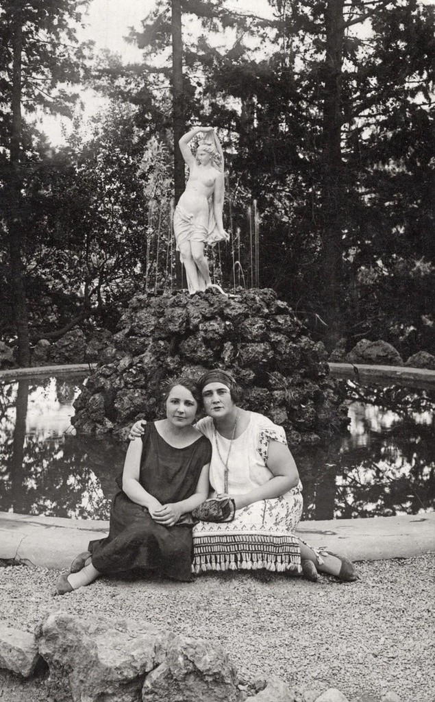 У фонтана «Венера», 1923 - 1926, пгт. Гурзуф. Находился на месте фонтана&nbsp;«Первая любовь».