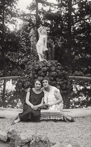 У фонтана «Венера», 1923 - 1926, пгт. Гурзуф. Находился на месте фонтана&nbsp;«Первая любовь».Выставка «Включай фонтан!» с этой фотографией.