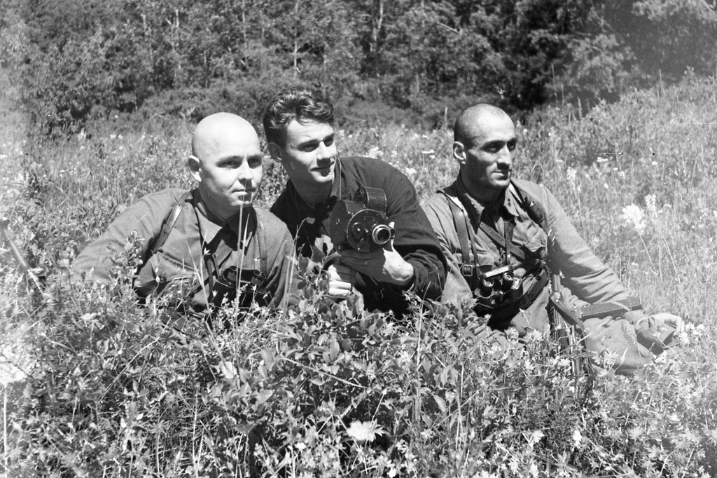 Партизаны Северного соединения Крыма, июнь - август 1943, Крымская АССР. Секретарь подпольного обкома ВКП(б), комиссар партизанского движения Крыма, батальонный комиссар Николай Дмитриевич Луговой, кинооператор Иван Андреевич Запорожский, командир разведывательно-диверсионной спецгруппы Отдельной мотострелковой бригады особого назначения (ОМСБОН) НКВД СССР «Соколы», майор Гисак Артемович Арабаджиев («Серго», «Альберт»).Выставка «Партизаны Крыма» с этой фотографией.