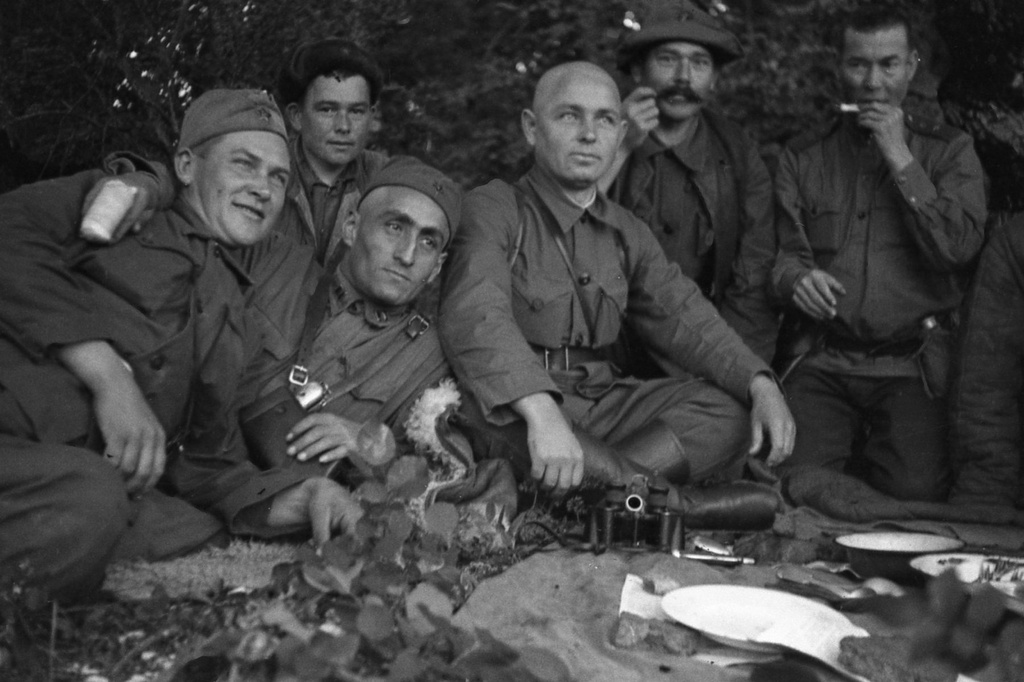 Партизаны Северного соединения Крыма, июнь - август 1943, Крымская АССР. На первом плане (слева направо): командир 1-й бригады Федор Иванович Федоренко, командир разведывательно-диверсионной спецгруппы ОМСБОН НКВД СССР «Соколы», майор Гисак Артемович Арабаджиев («Серго», «Альберт»), секретарь подпольного обкома ВКП(б), комиссар партизанского движения Крыма, батальонный комиссар Николай Дмитриевич Луговой; на втором плане (второй справа): начальник разведки 1-й бригады Емельян Павлович Колодяжный.Выставка «Партизаны Крыма» с этой фотографией.
