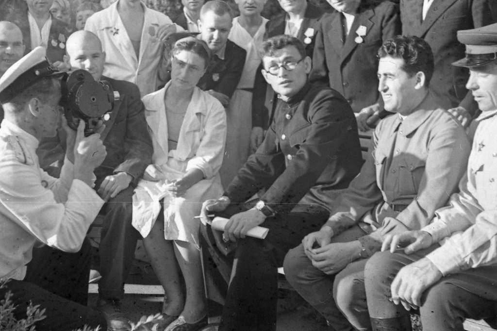 Партизаны Крыма, апрель - май 1944, Крымская АССР. «Крымское правительство» с партизанами в санатории Крыма (сидят слева направо): капитан медслужбы Ольга Григорьевна Приходько, секретарь Крымского обкома ВКП(б) Владимир Семенович Булатов, заместитель начальника штаба партизанского движения Крыма Борис Израилевич Лещинер, нарком госбезопасности Крымской АССР Петр Максимович Фокин; снимает кинооператор Иван Андреевич Запорожский.