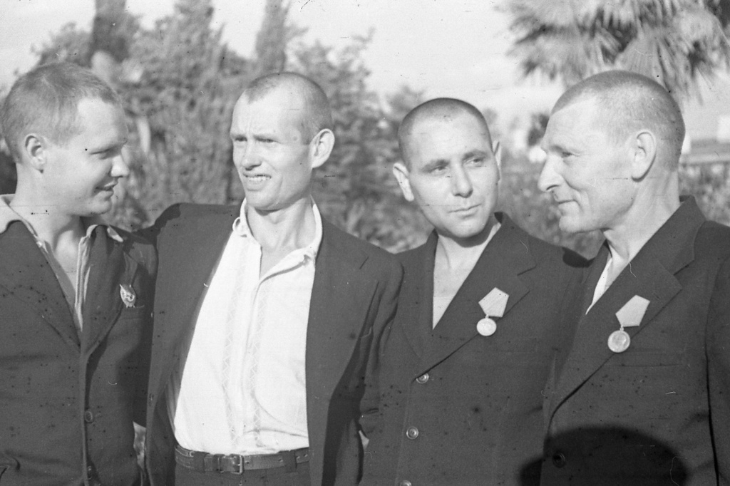 Партизаны Крыма, апрель - май 1944, Крымская АССР. Партизаны в санатории Крыма (неустановленные лица).Выставка «Партизаны Крыма» с этой фотографией.