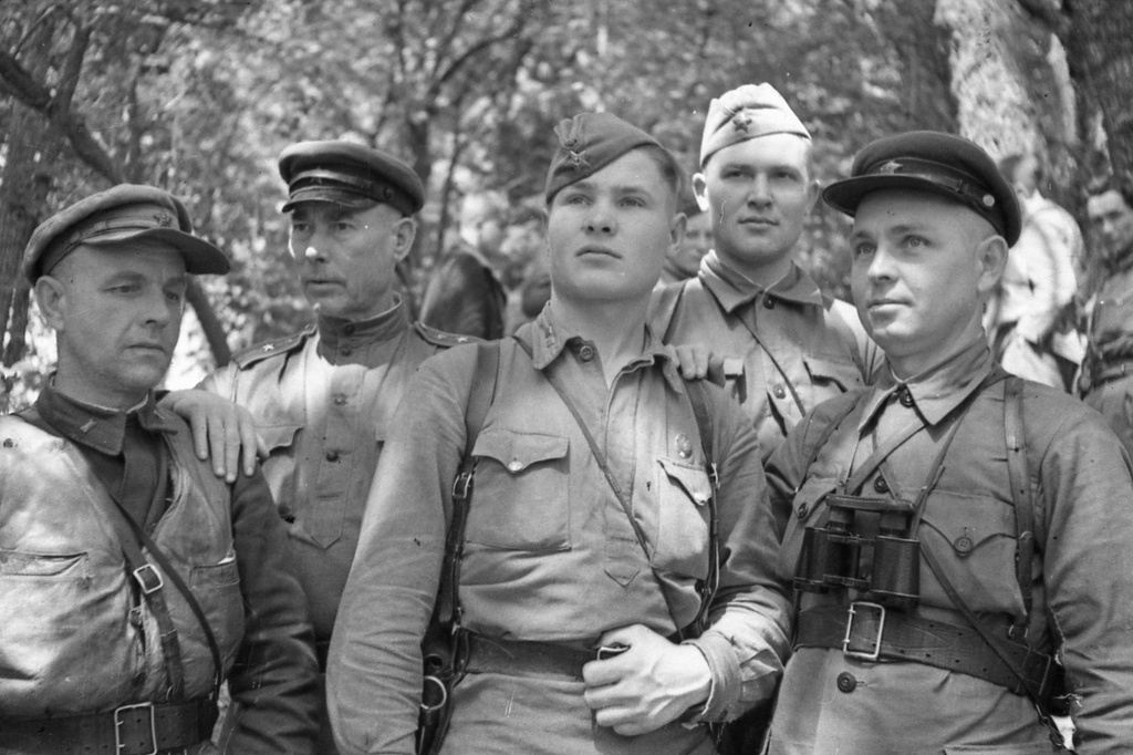 Партизаны Крыма, июнь - август 1943, Крымская АССР. Партизаны (на первом плане справа налево): секретарь подпольного обкома ВКП(б), комиссар партизанского движения Крыма, батальонный комиссар Николай Дмитриевич Луговой, командир 1-й бригады Федор Иванович Федоренко, доктор Солдатенко; на втором плане (справа): начальник штаба 1-й бригады Восточного соединения Николай Кузьмич Котельников.Выставка «Партизаны Крыма» с этой фотографией.