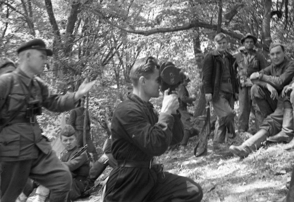 Партизаны Северного соединения Крыма, июнь - август 1943, Крымская АССР. Секретарь подпольного обкома ВКП(б), комиссар партизанского движения Крыма, батальонный комиссар Николай Дмитриевич Луговой (справа), кинооператор Иван Андреевич Запорожский.Выставка «ВГИК! ВГИК! ВГИК!» с этой фотографией.&nbsp;