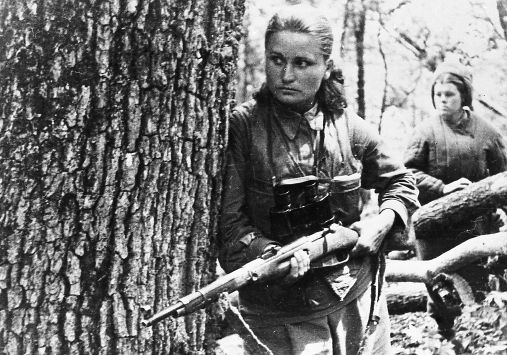 Партизаны  Крыма, 1944 год, Крымская АССР. Начальник медицинской службы Южного соединения партизан Анна Федоровна Иванец (на первом плане) и медицинская сестра Евпаторийского партизанского отряда Нина Ивановна Ардабьева в боевом дозоре.Выставка «Партизаны Крыма» с этой фотографией.