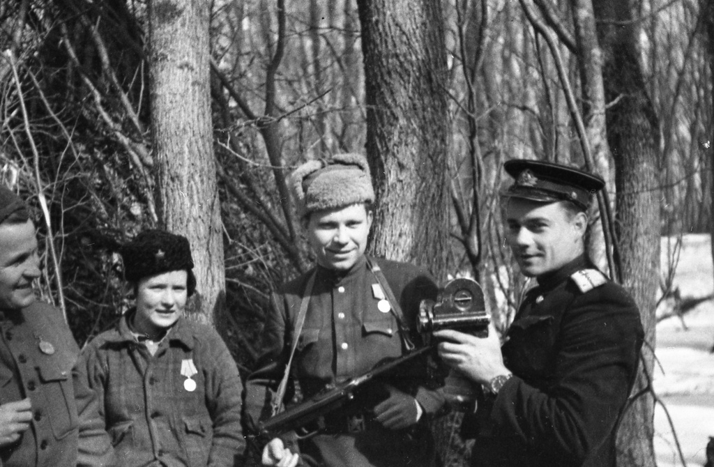 Партизаны Северного соединения Крыма, 1 января 1944 - 28 февраля 1944, Крымская АССР. Корреспондент Н. Овдеенко, секретарь подпольного обкома ВКП(б), помощник комиссара (по комсомолу) 2-го района Екатерина Николаевна Камардина, партизан И. Захаров, кинооператор Иван Андреевич Запорожский.Выставка «Партизаны Крыма» с этой фотографией.