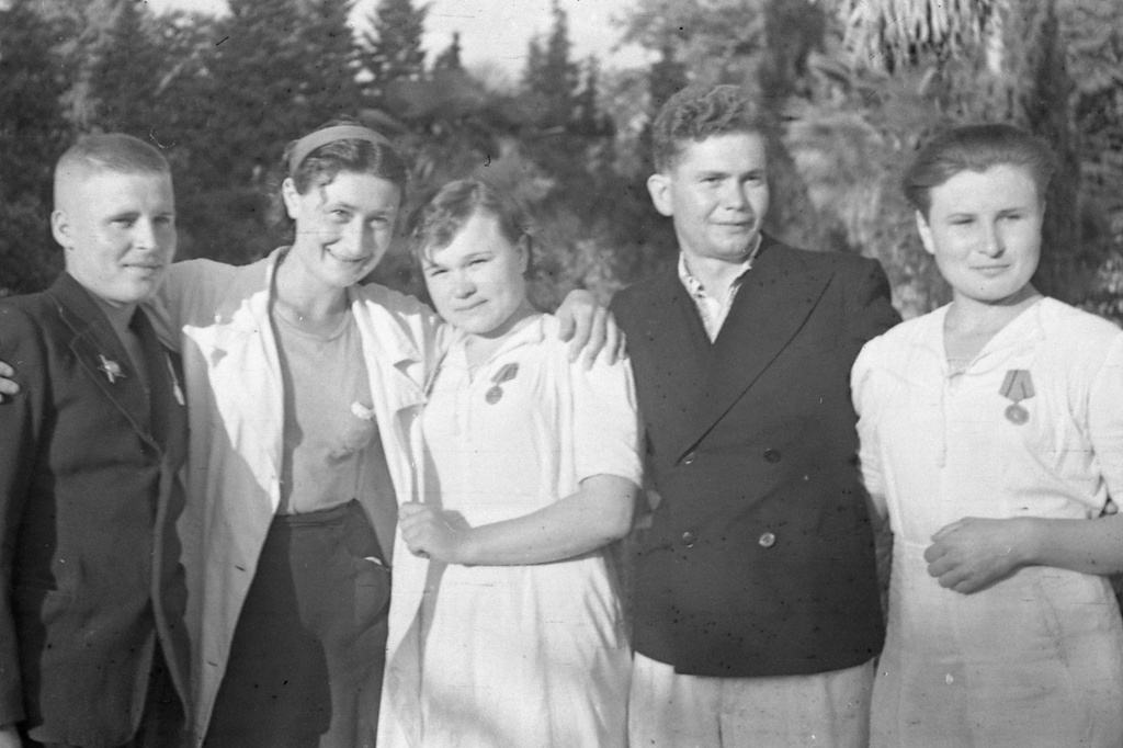 Партизаны Крыма, апрель - май 1944, Крымская АССР. Капитан медслужбы Ольга Григорьевна Приходько (вторая слева) с партизанами в санатории Крыма.Выставка «Партизаны Крыма» с этой фотографией.