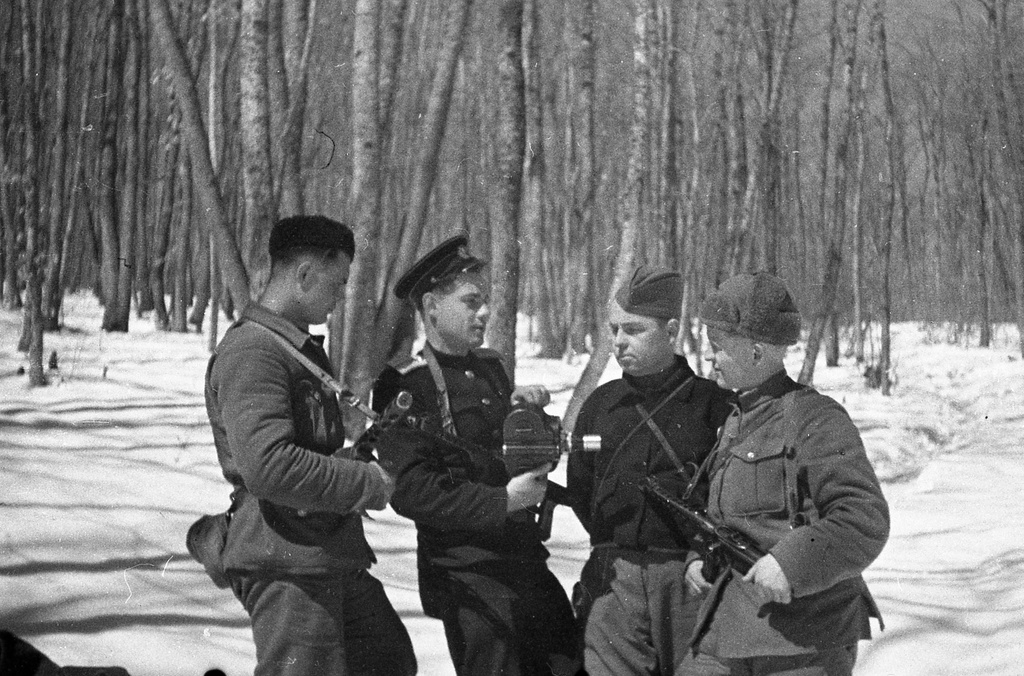 Партизаны Северного соединения Крыма, 1 января 1944 - 28 февраля 1944, Крымская АССР. Корреспондент Н. Овдеенко, секретарь подпольного обкома ВКП(б), комиссар партизанского движения Крыма, батальонный комиссар Николай Дмитриевич Луговой, кинооператор Иван Андреевич Запорожский, партизан (неустановленное лицо).Выставка «Партизаны Крыма» с этой фотографией.