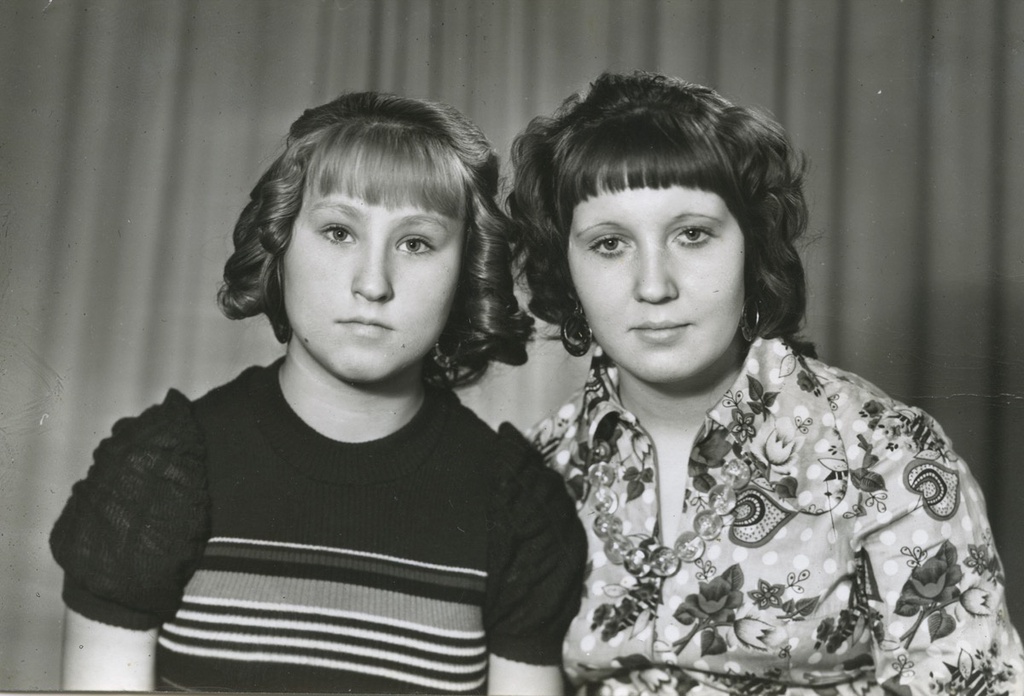 Подруги, 20 февраля 1976. Надпись на обратной стороне: «Бабе, т. Томе, Саше, Лене от внучки, племянницы и сестры Тани. 20/II-76 г. 15 л.».