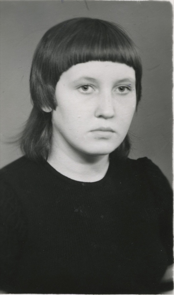 Таня, 13 апреля 1975. Надпись на обратной стороне: «На память бабе Вере от внучки Тани. 13/IV-75 г. 8 кл. 15 л».