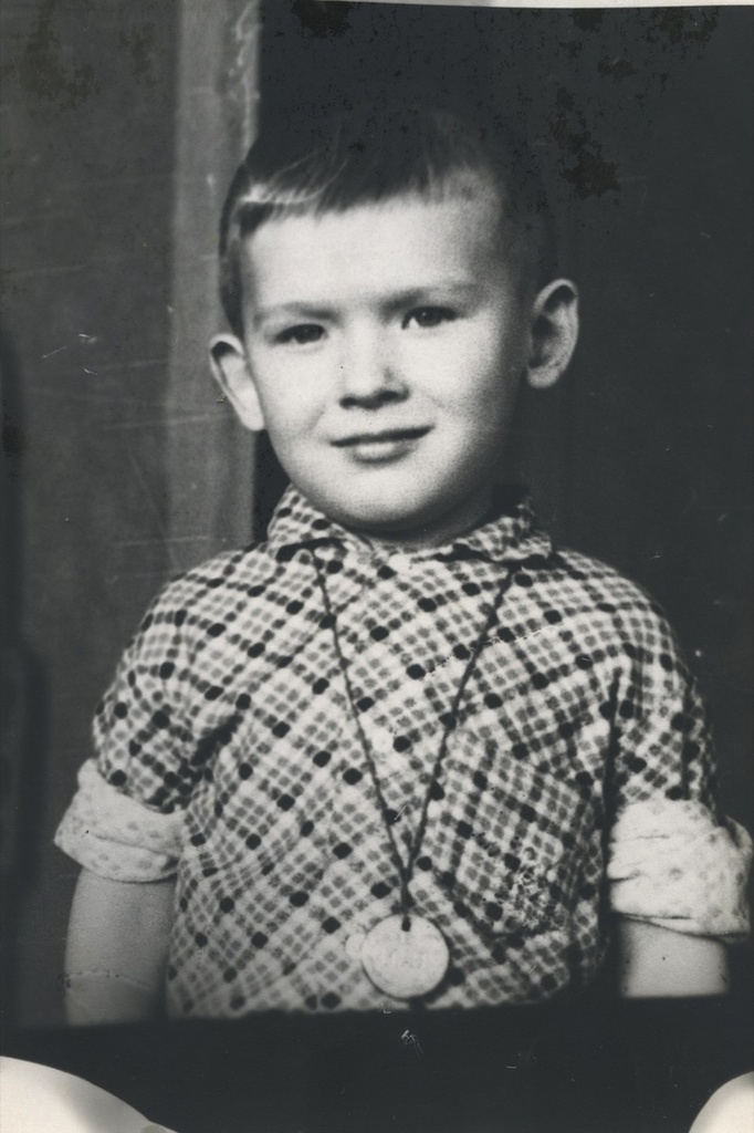 Алексей Мишин, 2 апреля 1972. Надпись на обратной стороне: «На память бабе Вере, тете Тамаре, Лене, Саше от чемпиона по шоколадкам. 2.4.1972. 4 года, 2 месяца. А. В. М.».